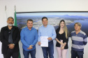 O prefeito de Paranaguá, Marcelo Roque, entregou nesta segunda-feira (25) ao secretário de Infraestrutura e Logística do Paraná, Sandro Alex, a certidão negativa de débitos municipais do Porto de Paranaguá. Foto: Divulgação/Portos do Paraná