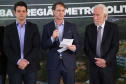 O vice-governador Darci Piana, o diretor-presidente da Companhia de Saneamento do Paraná (Sanepar), Claudio Stabile, e o vice-prefeito de Curitiba, Eduardo Pimentel, inauguraram nesta quarta-feira (4) a nova estação elevatória de água tratada e a usina fotovoltaica (energia solar) flutuante na captação do Sistema Passaúna. Foto: Sanepar