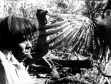  Etnia Xetá. Urubu utilizado em ritual, década de 1950. Coleção Vladimir Kozák. Acervo Museu Paranaense. Foto de Vladimir Kozák.