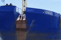 Os berços do Porto de Paranaguá começaram a ser dragados por uma draga mecânica nesta sexta-feira (6). Esta é a primeira vez que uma Clamshell é utilizada nos portos paranaenses. A diferença entre essa e as embarcações comuns para execução deste serviço é a precisão e a segurança para dragar mais próximo ao costado.