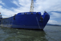 Os berços do Porto de Paranaguá começaram a ser dragados por uma draga mecânica nesta sexta-feira (6). Esta é a primeira vez que uma Clamshell é utilizada nos portos paranaenses. A diferença entre essa e as embarcações comuns para execução deste serviço é a precisão e a segurança para dragar mais próximo ao costado.