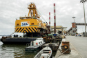 Os berços do Porto de Paranaguá começaram a ser dragados por uma draga mecânica nesta sexta-feira (6). Esta é a primeira vez que uma Clamshell é utilizada nos portos paranaenses. A diferença entre essa e as embarcações comuns para execução deste serviço é a precisão e a segurança para dragar mais próximo ao costado.