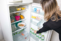 Não é só o aparelho de ar-condicionado que trabalha mais nos meses de calor. Os refrigeradores também exigem cuidado para que seu uso nos meses de calor não pese na conta de luz. O consumo mensal dos equipamentos avaliados pelo Inmetro no Programa Brasileiro de Etiquetagem chega a 85 kWh (quilowatt-hora), o que representa 51% do consumo médio residencial paranaense.