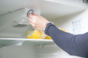 Não é só o aparelho de ar-condicionado que trabalha mais nos meses de calor. Os refrigeradores também exigem cuidado para que seu uso nos meses de calor não pese na conta de luz. O consumo mensal dos equipamentos avaliados pelo Inmetro no Programa Brasileiro de Etiquetagem chega a 85 kWh (quilowatt-hora), o que representa 51% do consumo médio residencial paranaense.