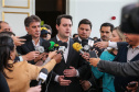 O governador Carlos Massa Ratinho Junior e o secretário de Infraestrutura e Logística, Sandro Alex, divulgam nesta segunda-feira (09),  no Palácio Iguaçu, as obras aprovadas pelo Governo do Estado que serão realizadas com os recursos do acordo de leniência firmado pela empresa Ecorodovias, que controla as concessionárias Ecovia e Ecocataratas, e Ministério Público Federal (MPF).    Curitiba, 09/12/2019 - Foto: Geraldo Bubniak/AEN