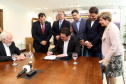 10/12/2019 - O governador Carlos Massa Ratinho Junior e o diretor-presidente da Passaredo Linhas Aéreas, Eduardo Bush, formalizam nesta terça-feira (10) um acordo para que a companhia passe a operar linhas regulares no Paraná.Foto Gilson Abreu/AEN