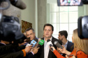 O governador Carlos Massa Ratinho Junior recebeu nesta quarta-feira (11),  no Palácio Iguaçu, prefeitos de municípios de diversas regiões do Estado. No encontro foram assinados convênios para liberação de recursos destinados a ações na área da saúde. Os convênios foram assinados, também, pelo secretário de Estado da Saúde, Beto Preto. Curitiba,11/12/2109 Foto:Jaelson Lucas / AEN