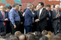 O governador Carlos Massa Ratinho Junior recebeu nesta quarta-feira (11),  no Palácio Iguaçu, prefeitos de municípios de diversas regiões do Estado. No encontro foram assinados convênios para liberação de recursos destinados a ações na área da saúde. Os convênios foram assinados, também, pelo secretário de Estado da Saúde, Beto Preto. Curitiba,11/12/2109 Foto:Jaelson Lucas / AEN