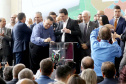 O governador Carlos Massa Ratinho Junior recebeu nesta quarta-feira (11),  no Palácio Iguaçu, prefeitos de municípios de diversas regiões do Estado. No encontro foram assinados convênios para liberação de recursos destinados a ações na área da saúde. Os convênios foram assinados, também, pelo secretário de Estado da Saúde, Beto Preto. Curitiba,11/12/2109 Foto:Jaelson Lucas / AEN
