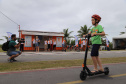 A Copel iniciou nesta sexta-feira (13) o funcionamento de suas Estações no Verão Maior, no litoral paranaense, onde será disponibilizado o empréstimo de bicicletas e patinetes elétricos e haverá distribuição de brindes. Segundo o superintendente comercial João Acyr Bonat Junior, o projeto traz para a temporada a prática da sustentabilidade, aliando mobilidade elétrica, uso consciente da energia e qualidade de vida
