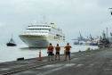 A parada turística do navio de cruzeiros MS Hamburg neste domingo (15) no Porto de Paranaguá movimentou a cidade. Segundo o controle interno da embarcação, cerca de 280 turistas circularam pelo município histórico. Outros 82 preferiram se deslocar de ônibus até Curitiba e cinco seguiram de barco para a Ilha do Mel.