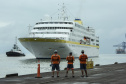 A parada turística do navio de cruzeiros MS Hamburg neste domingo (15) no Porto de Paranaguá movimentou a cidade. Segundo o controle interno da embarcação, cerca de 280 turistas circularam pelo município histórico. Outros 82 preferiram se deslocar de ônibus até Curitiba e cinco seguiram de barco para a Ilha do Mel.
