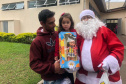 Brinquedos, sorrisos, esperança e, claro, o Papai Noel. Foi assim a segunda-feira (16) de cerca de 400 crianças que passam por tratamento no ambulatório e na pediatria do Hospital do Trabalhador (HT) e também no Centro de Atendimento Integral ao Fissurado Lábio-Palatal (Caif), em Curitiba. Foto: Andressa Oliveira/SESA