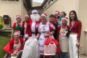 Brinquedos, sorrisos, esperança e, claro, o Papai Noel. Foi assim a segunda-feira (16) de cerca de 400 crianças que passam por tratamento no ambulatório e na pediatria do Hospital do Trabalhador (HT) e também no Centro de Atendimento Integral ao Fissurado Lábio-Palatal (Caif), em Curitiba. Foto: Andressa Oliveira/SESA
