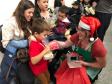 Brinquedos, sorrisos, esperança e, claro, o Papai Noel. Foi assim a segunda-feira (16) de cerca de 400 crianças que passam por tratamento no ambulatório e na pediatria do Hospital do Trabalhador (HT) e também no Centro de Atendimento Integral ao Fissurado Lábio-Palatal (Caif), em Curitiba. Foto: Andressa Oliveira/SESA
