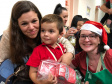 Brinquedos, sorrisos, esperança e, claro, o Papai Noel. Foi assim a segunda-feira (16) de cerca de 400 crianças que passam por tratamento no ambulatório e na pediatria do Hospital do Trabalhador (HT) e também no Centro de Atendimento Integral ao Fissurado Lábio-Palatal (Caif), em Curitiba. Foto: Andressa Oliveira/SESA