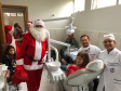 Brinquedos, sorrisos, esperança e, claro, o Papai Noel. Foi assim a segunda-feira (16) de cerca de 400 crianças que passam por tratamento no ambulatório e na pediatria do Hospital do Trabalhador (HT) e também no Centro de Atendimento Integral ao Fissurado Lábio-Palatal (Caif), em Curitiba. Foto: Andressa Oliveira/SESA