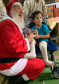 Brinquedos, sorrisos, esperança e, claro, o Papai Noel. Foi assim a segunda-feira (16) de cerca de 400 crianças que passam por tratamento no ambulatório e na pediatria do Hospital do Trabalhador (HT) e também no Centro de Atendimento Integral ao Fissurado Lábio-Palatal (Caif), em Curitiba. Foto: Andressa Oliveira/SESA