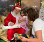 Brinquedos, sorrisos, esperança e, claro, o Papai Noel. Foi assim a segunda-feira (16) de cerca de 400 crianças que passam por tratamento no ambulatório e na pediatria do Hospital do Trabalhador (HT) e também no Centro de Atendimento Integral ao Fissurado Lábio-Palatal (Caif), em Curitiba. Foto: Andressa Oliveira/SESA