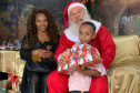 Brinquedos, sorrisos, esperança e, claro, o Papai Noel. Foi assim a segunda-feira (16) de cerca de 400 crianças que passam por tratamento no ambulatório e na pediatria do Hospital do Trabalhador (HT) e também no Centro de Atendimento Integral ao Fissurado Lábio-Palatal (Caif), em Curitiba. Foto: Andressa Oliveira/SESA