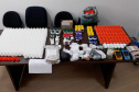 A Polícia Civil do Paraná (PCPR) prendeu 13 pessoas em flagrante, entre homens e mulheres, suspeitas de comercializar medicamentos “emagrecedores” de venda proibida, nesta terça-feira (17), em Curitiba. Os produtos eram ofertados nas redes sociais sem qualquer autorização do órgão responsável e enviados para todo o Estado. Cerca de 15 mil frascos dos remédios foram apreendidos durante a ação. Foto:SESP