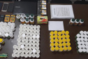 A Polícia Civil do Paraná (PCPR) prendeu 13 pessoas em flagrante, entre homens e mulheres, suspeitas de comercializar medicamentos “emagrecedores” de venda proibida, nesta terça-feira (17), em Curitiba. Os produtos eram ofertados nas redes sociais sem qualquer autorização do órgão responsável e enviados para todo o Estado. Cerca de 15 mil frascos dos remédios foram apreendidos durante a ação. Foto:SESP