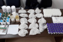 A Polícia Civil do Paraná (PCPR) prendeu 13 pessoas em flagrante, entre homens e mulheres, suspeitas de comercializar medicamentos “emagrecedores” de venda proibida, nesta terça-feira (17), em Curitiba. Os produtos eram ofertados nas redes sociais sem qualquer autorização do órgão responsável e enviados para todo o Estado. Cerca de 15 mil frascos dos remédios foram apreendidos durante a ação. Foto:SESP
