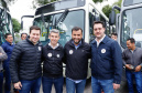 Importantes linhas que atendem o transporte coletivo de oito municípios da Região Metropolitana de Curitiba (RMC) ganharam 22 ônibus novos. Os veículos foram entregues pelo governador Carlos Massa Ratinho Junior, nesta quarta-feira (18), durante evento no Parque Barigui, em Curitiba.