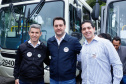 Importantes linhas que atendem o transporte coletivo de oito municípios da Região Metropolitana de Curitiba (RMC) ganharam 22 ônibus novos. Os veículos foram entregues pelo governador Carlos Massa Ratinho Junior, nesta quarta-feira (18), durante evento no Parque Barigui, em Curitiba.