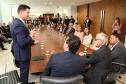 O governador Carlos Massa Ratinho Junior assinou nesta quarta-feira (18), no Palácio Iguaçu, dois projetos de lei amparados por sugestões da seccional paranaense da Ordem dos Advogados do Brasil (OAB-PR). Um deles propõe alterações na lei da advocacia dativa para reforçar a atenção social em favor das populações mais vulneráveis. O outro institui uma legislação estadual para os processos administrativos (aqueles entre os órgãos e seus servidores).Foto: Ari Dias/AEN