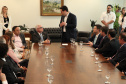 O governador Carlos Massa Ratinho Junior assinou nesta quarta-feira (18), no Palácio Iguaçu, dois projetos de lei amparados por sugestões da seccional paranaense da Ordem dos Advogados do Brasil (OAB-PR). Um deles propõe alterações na lei da advocacia dativa para reforçar a atenção social em favor das populações mais vulneráveis. O outro institui uma legislação estadual para os processos administrativos (aqueles entre os órgãos e seus servidores).Foto: Ari Dias/AEN