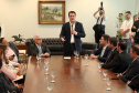 O governador Carlos Massa Ratinho Junior assinou nesta quarta-feira (18), no Palácio Iguaçu, dois projetos de lei amparados por sugestões da seccional paranaense da Ordem dos Advogados do Brasil (OAB-PR). Um deles propõe alterações na lei da advocacia dativa para reforçar a atenção social em favor das populações mais vulneráveis. O outro institui uma legislação estadual para os processos administrativos (aqueles entre os órgãos e seus servidores).Foto: Ari Dias/AEN