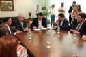 O governador Carlos Massa Ratinho Junior assinou nesta quarta-feira (18), no Palácio Iguaçu, dois projetos de lei amparados por sugestões da seccional paranaense da Ordem dos Advogados do Brasil (OAB-PR). Um deles propõe alterações na lei da advocacia dativa para reforçar a atenção social em favor das populações mais vulneráveis. O outro institui uma legislação estadual para os processos administrativos (aqueles entre os órgãos e seus servidores).Foto: Ari Dias/AEN