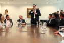 O governador Carlos Massa Ratinho Junior assinou nesta quarta-feira (18), no Palácio Iguaçu, dois projetos de lei amparados por sugestões da seccional paranaense da Ordem dos Advogados do Brasil (OAB-PR). Um deles propõe alterações na lei da advocacia dativa para reforçar a atenção social em favor das populações mais vulneráveis. O outro institui uma legislação estadual para os processos administrativos (aqueles entre os órgãos e seus servidores).Foto: Ari Dias/AEN