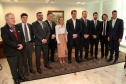 O governador Carlos Massa Ratinho Junior assinou nesta quarta-feira (18), no Palácio Iguaçu, dois projetos de lei amparados por sugestões da seccional paranaense da Ordem dos Advogados do Brasil (OAB-PR). Um deles propõe alterações na lei da advocacia dativa para reforçar a atenção social em favor das populações mais vulneráveis. O outro institui uma legislação estadual para os processos administrativos (aqueles entre os órgãos e seus servidores).Foto: Ari Dias/AEN