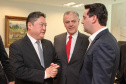 O governador Carlos Massa Ratinho Junior assinou nesta quarta-feira (18), no Palácio Iguaçu, dois projetos de lei amparados por sugestões da seccional paranaense da Ordem dos Advogados do Brasil (OAB-PR). Um deles propõe alterações na lei da advocacia dativa para reforçar a atenção social em favor das populações mais vulneráveis. O outro institui uma legislação estadual para os processos administrativos (aqueles entre os órgãos e seus servidores).Foto: Ari Dias/AEN