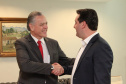 O governador Carlos Massa Ratinho Junior assinou nesta quarta-feira (18), no Palácio Iguaçu, dois projetos de lei amparados por sugestões da seccional paranaense da Ordem dos Advogados do Brasil (OAB-PR). Um deles propõe alterações na lei da advocacia dativa para reforçar a atenção social em favor das populações mais vulneráveis. O outro institui uma legislação estadual para os processos administrativos (aqueles entre os órgãos e seus servidores).Foto: Ari Dias/AEN
