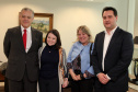 O governador Carlos Massa Ratinho Junior assinou nesta quarta-feira (18), no Palácio Iguaçu, dois projetos de lei amparados por sugestões da seccional paranaense da Ordem dos Advogados do Brasil (OAB-PR). Um deles propõe alterações na lei da advocacia dativa para reforçar a atenção social em favor das populações mais vulneráveis. O outro institui uma legislação estadual para os processos administrativos (aqueles entre os órgãos e seus servidores).Foto: Ari Dias/AEN