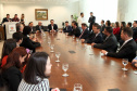 O governador Carlos Massa Ratinho Junior assinou nesta quarta-feira (18), no Palácio Iguaçu, dois projetos de lei amparados por sugestões da seccional paranaense da Ordem dos Advogados do Brasil (OAB-PR). Um deles propõe alterações na lei da advocacia dativa para reforçar a atenção social em favor das populações mais vulneráveis. O outro institui uma legislação estadual para os processos administrativos (aqueles entre os órgãos e seus servidores).Foto: Ari Dias/AEN