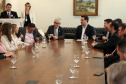 O governador Carlos Massa Ratinho Junior assinou nesta quarta-feira (18), no Palácio Iguaçu, dois projetos de lei amparados por sugestões da seccional paranaense da Ordem dos Advogados do Brasil (OAB-PR). Um deles propõe alterações na lei da advocacia dativa para reforçar a atenção social em favor das populações mais vulneráveis. O outro institui uma legislação estadual para os processos administrativos (aqueles entre os órgãos e seus servidores).Foto: Ari Dias/AEN
