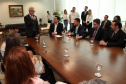 O governador Carlos Massa Ratinho Junior assinou nesta quarta-feira (18), no Palácio Iguaçu, dois projetos de lei amparados por sugestões da seccional paranaense da Ordem dos Advogados do Brasil (OAB-PR). Um deles propõe alterações na lei da advocacia dativa para reforçar a atenção social em favor das populações mais vulneráveis. O outro institui uma legislação estadual para os processos administrativos (aqueles entre os órgãos e seus servidores).Foto: Ari Dias/AEN