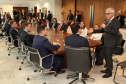O governador Carlos Massa Ratinho Junior assinou nesta quarta-feira (18), no Palácio Iguaçu, dois projetos de lei amparados por sugestões da seccional paranaense da Ordem dos Advogados do Brasil (OAB-PR). Um deles propõe alterações na lei da advocacia dativa para reforçar a atenção social em favor das populações mais vulneráveis. O outro institui uma legislação estadual para os processos administrativos (aqueles entre os órgãos e seus servidores).Foto: Ari Dias/AEN