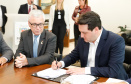 O governador Carlos Massa Ratinho Junior assinou nesta quarta-feira (18), no Palácio Iguaçu, dois projetos de lei amparados por sugestões da seccional paranaense da Ordem dos Advogados do Brasil (OAB-PR). Um deles propõe alterações na lei da advocacia dativa para reforçar a atenção social em favor das populações mais vulneráveis. O outro institui uma legislação estadual para os processos administrativos (aqueles entre os órgãos e seus servidores).