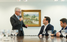 O governador Carlos Massa Ratinho Junior assinou nesta quarta-feira (18), no Palácio Iguaçu, dois projetos de lei amparados por sugestões da seccional paranaense da Ordem dos Advogados do Brasil (OAB-PR). Um deles propõe alterações na lei da advocacia dativa para reforçar a atenção social em favor das populações mais vulneráveis. O outro institui uma legislação estadual para os processos administrativos (aqueles entre os órgãos e seus servidores).