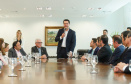 O governador Carlos Massa Ratinho Junior assinou nesta quarta-feira (18), no Palácio Iguaçu, dois projetos de lei amparados por sugestões da seccional paranaense da Ordem dos Advogados do Brasil (OAB-PR). Um deles propõe alterações na lei da advocacia dativa para reforçar a atenção social em favor das populações mais vulneráveis. O outro institui uma legislação estadual para os processos administrativos (aqueles entre os órgãos e seus servidores).