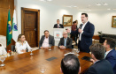 O governador Carlos Massa Ratinho Junior assinou nesta quarta-feira (18), no Palácio Iguaçu, dois projetos de lei amparados por sugestões da seccional paranaense da Ordem dos Advogados do Brasil (OAB-PR). Um deles propõe alterações na lei da advocacia dativa para reforçar a atenção social em favor das populações mais vulneráveis. O outro institui uma legislação estadual para os processos administrativos (aqueles entre os órgãos e seus servidores).