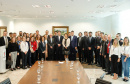 O governador Carlos Massa Ratinho Junior assinou nesta quarta-feira (18), no Palácio Iguaçu, dois projetos de lei amparados por sugestões da seccional paranaense da Ordem dos Advogados do Brasil (OAB-PR). Um deles propõe alterações na lei da advocacia dativa para reforçar a atenção social em favor das populações mais vulneráveis. O outro institui uma legislação estadual para os processos administrativos (aqueles entre os órgãos e seus servidores).