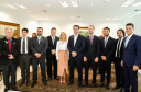 O governador Carlos Massa Ratinho Junior assinou nesta quarta-feira (18), no Palácio Iguaçu, dois projetos de lei amparados por sugestões da seccional paranaense da Ordem dos Advogados do Brasil (OAB-PR). Um deles propõe alterações na lei da advocacia dativa para reforçar a atenção social em favor das populações mais vulneráveis. O outro institui uma legislação estadual para os processos administrativos (aqueles entre os órgãos e seus servidores).
