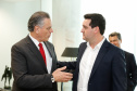 O governador Carlos Massa Ratinho Junior assinou nesta quarta-feira (18), no Palácio Iguaçu, dois projetos de lei amparados por sugestões da seccional paranaense da Ordem dos Advogados do Brasil (OAB-PR). Um deles propõe alterações na lei da advocacia dativa para reforçar a atenção social em favor das populações mais vulneráveis. O outro institui uma legislação estadual para os processos administrativos (aqueles entre os órgãos e seus servidores).