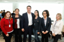 O governador Carlos Massa Ratinho Junior assinou nesta quarta-feira (18), no Palácio Iguaçu, dois projetos de lei amparados por sugestões da seccional paranaense da Ordem dos Advogados do Brasil (OAB-PR). Um deles propõe alterações na lei da advocacia dativa para reforçar a atenção social em favor das populações mais vulneráveis. O outro institui uma legislação estadual para os processos administrativos (aqueles entre os órgãos e seus servidores).